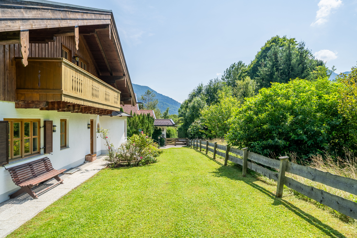 Eingebettet in großzügige Gartenflächen