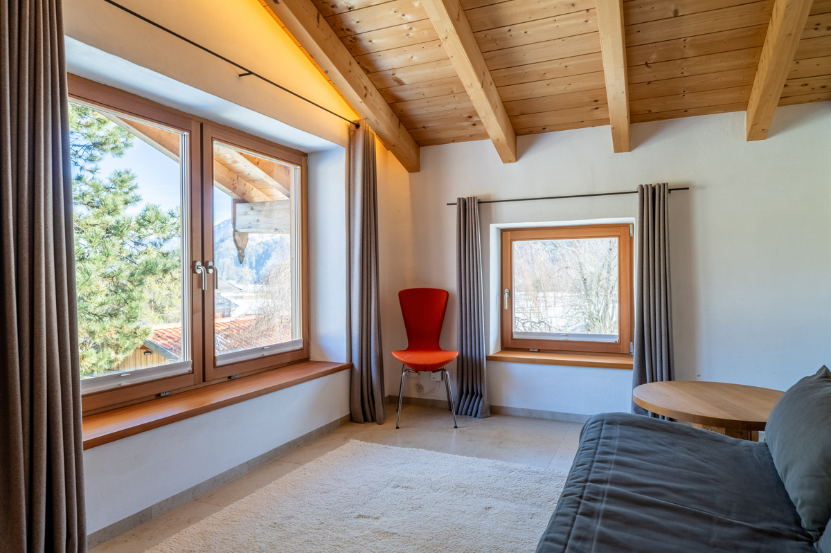 Wohnraum mit großer Fensterfront