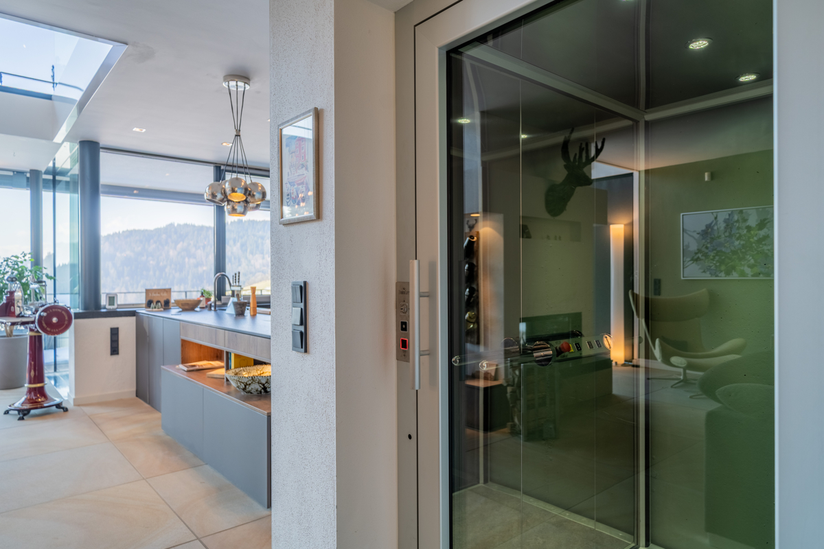 Komfortabler Aufzüg über alle Ebenen Komfortabler Aufzüg über alle Ebenen