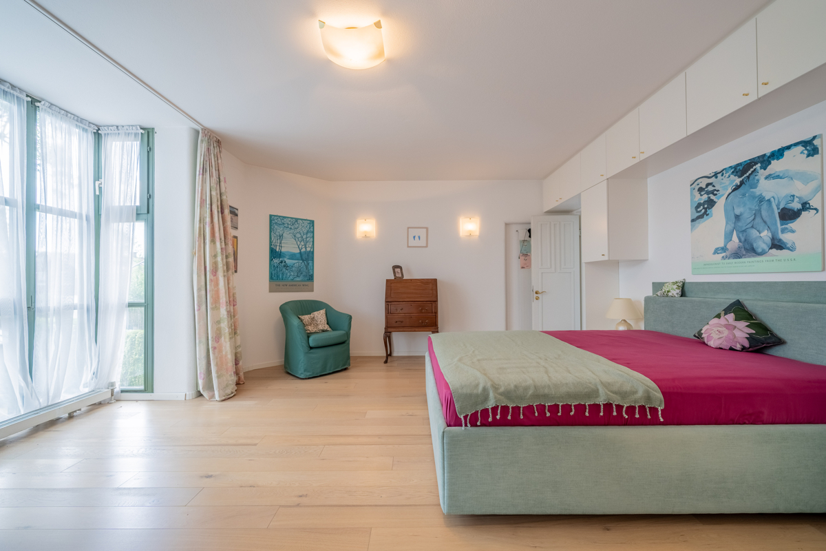 Schlafzimmer mit Bad en Suite (OG) Schlafzimmer mit Bad en Suite (OG)