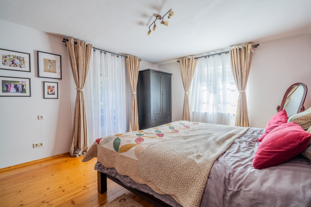 Helles Schlafzimmer mit Balkonaustritt