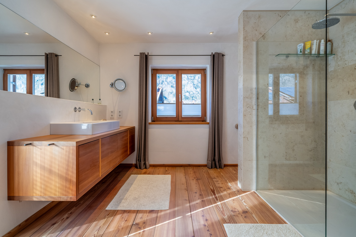 Natürliche Materialien im Masterbad