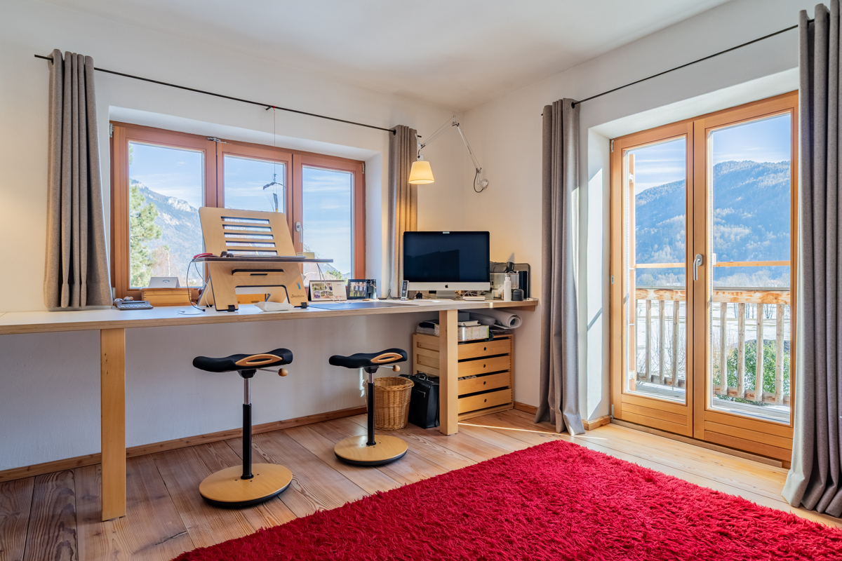 Office mit Bergblick und Balkonzugang