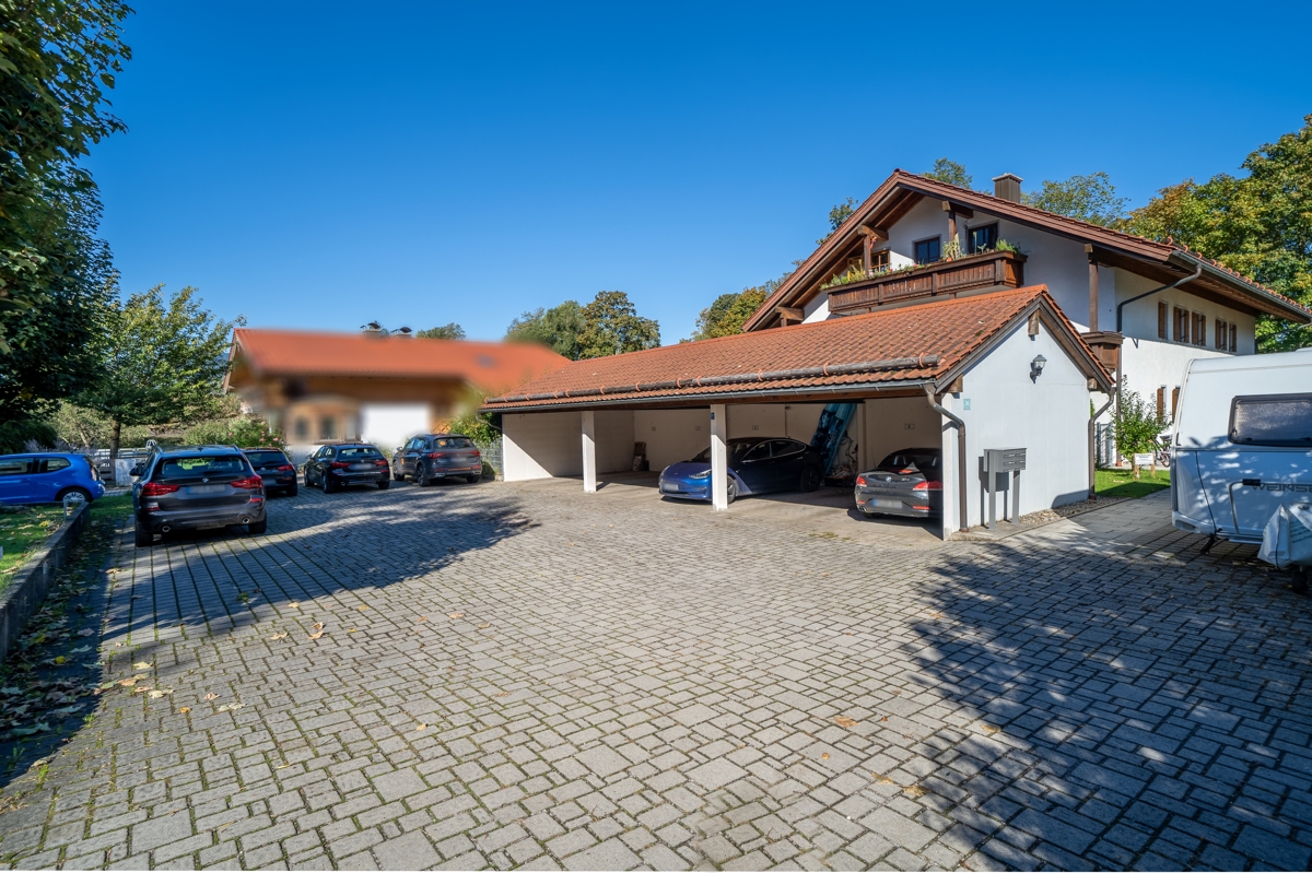 Großzügige Stellplatzsituation mit Freiplätzen und Carportstellplätzen Großzügige Stellplatzsituation mit Freiplätzen und Carportstellplätzen