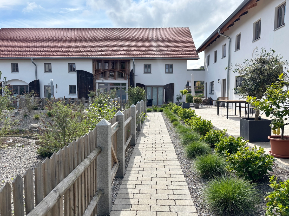 Wohnen mit besonderem Flair: Großzügige Galerie-Wohnung auf historischem Bauernhof - Photo 3
