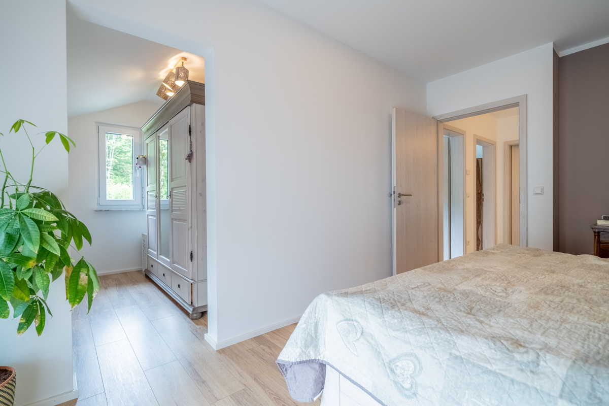 Schlafzimmer mit Ankleideraum