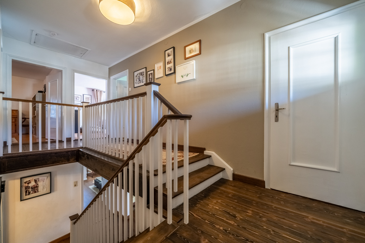 Stilvoller Treppenaufgang ins Obergeschoss