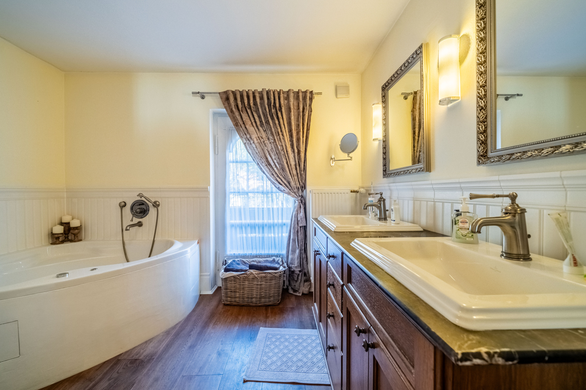 Großzügiges Badezimmer mit Whirlpool