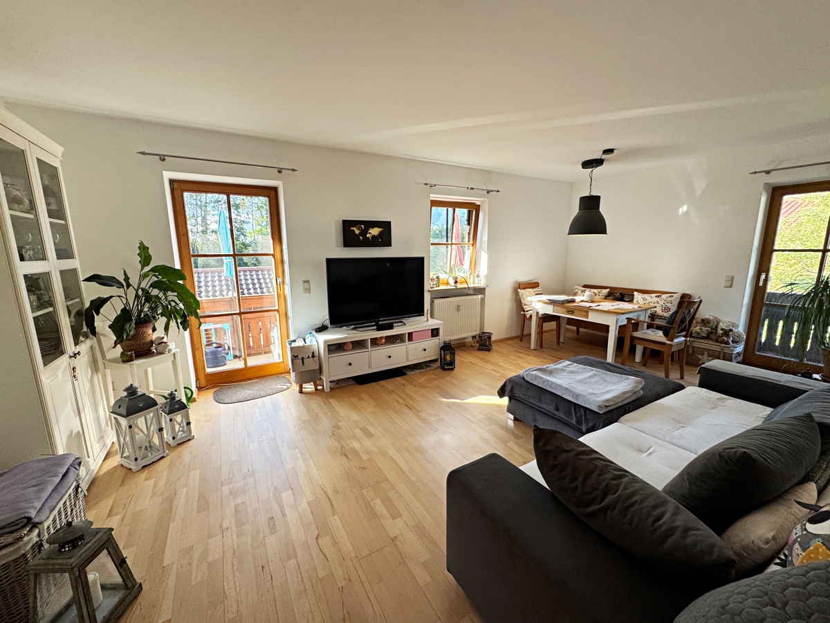 Wohnzimmer mit zwei Balkonen