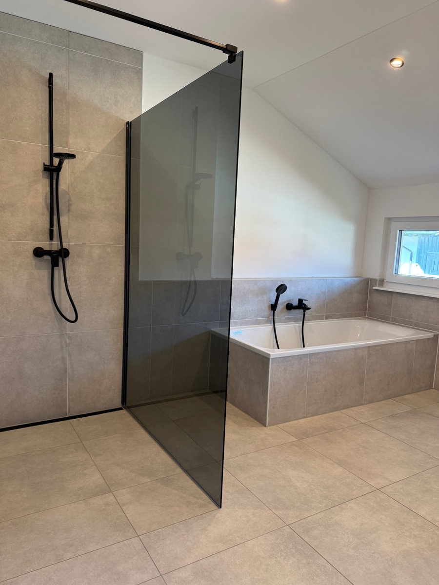 Ausstattung (Walk-In Dusche und Badewanne)