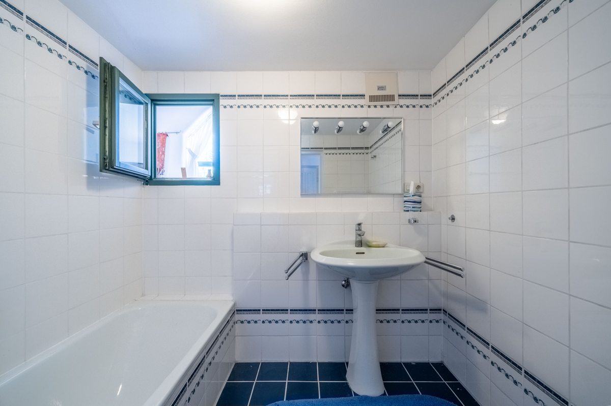 Bad mit Badewanne (DG) Bad mit Badewanne (DG)