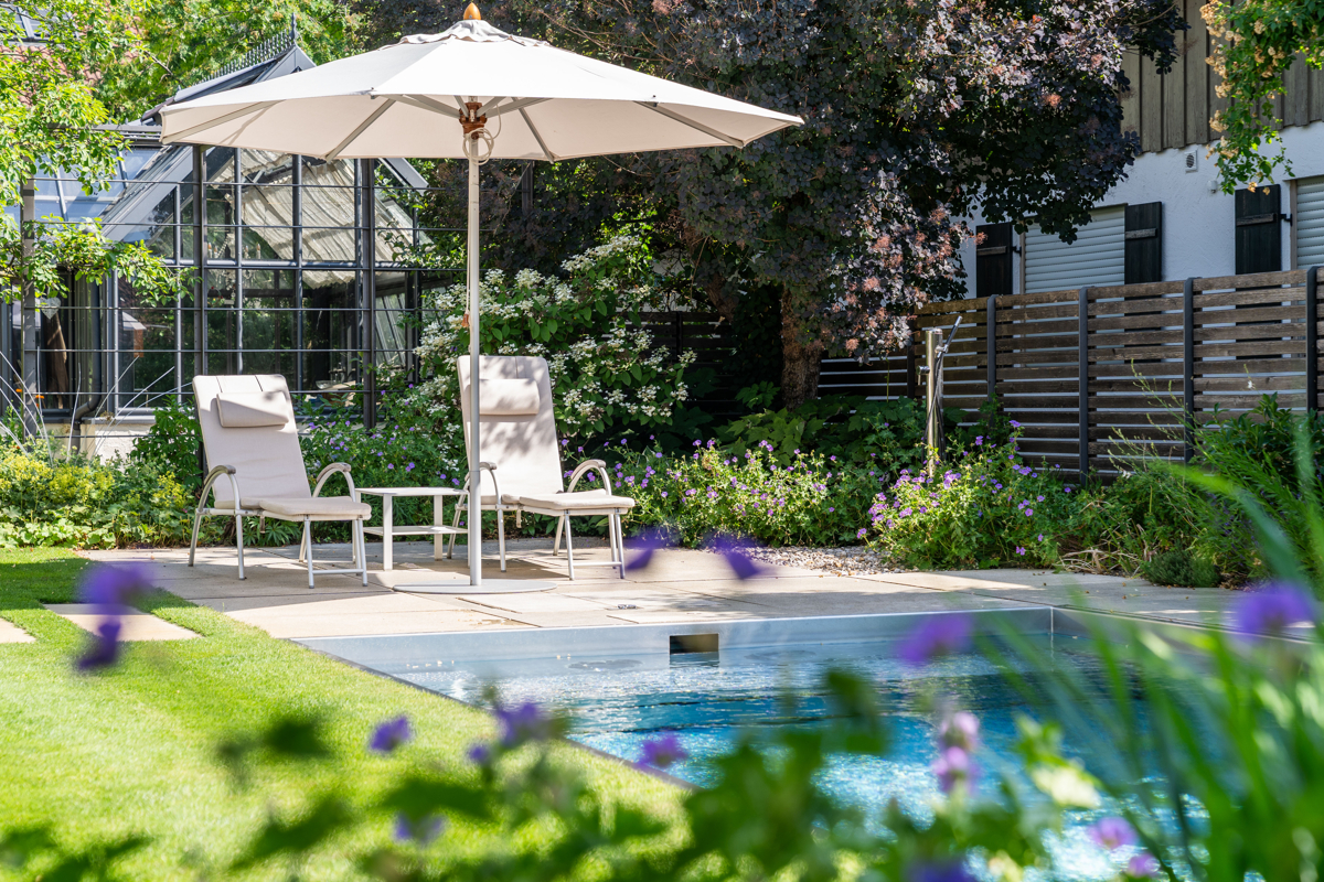 Hochwertiger Poolbereich mit stilvollem Design