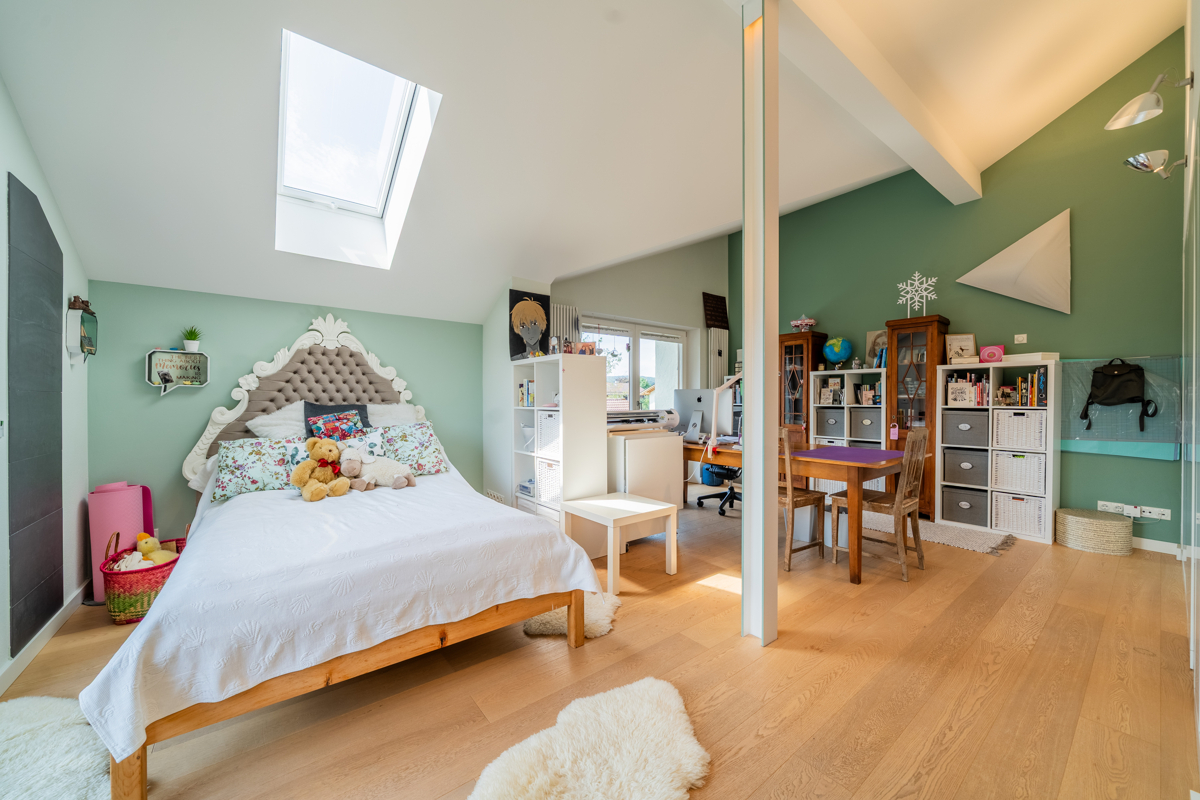 Schlafzimmer mit Arbeitsplatz und Bad