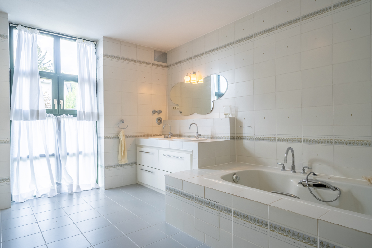 Badezimmer (OG) Badezimmer (OG)