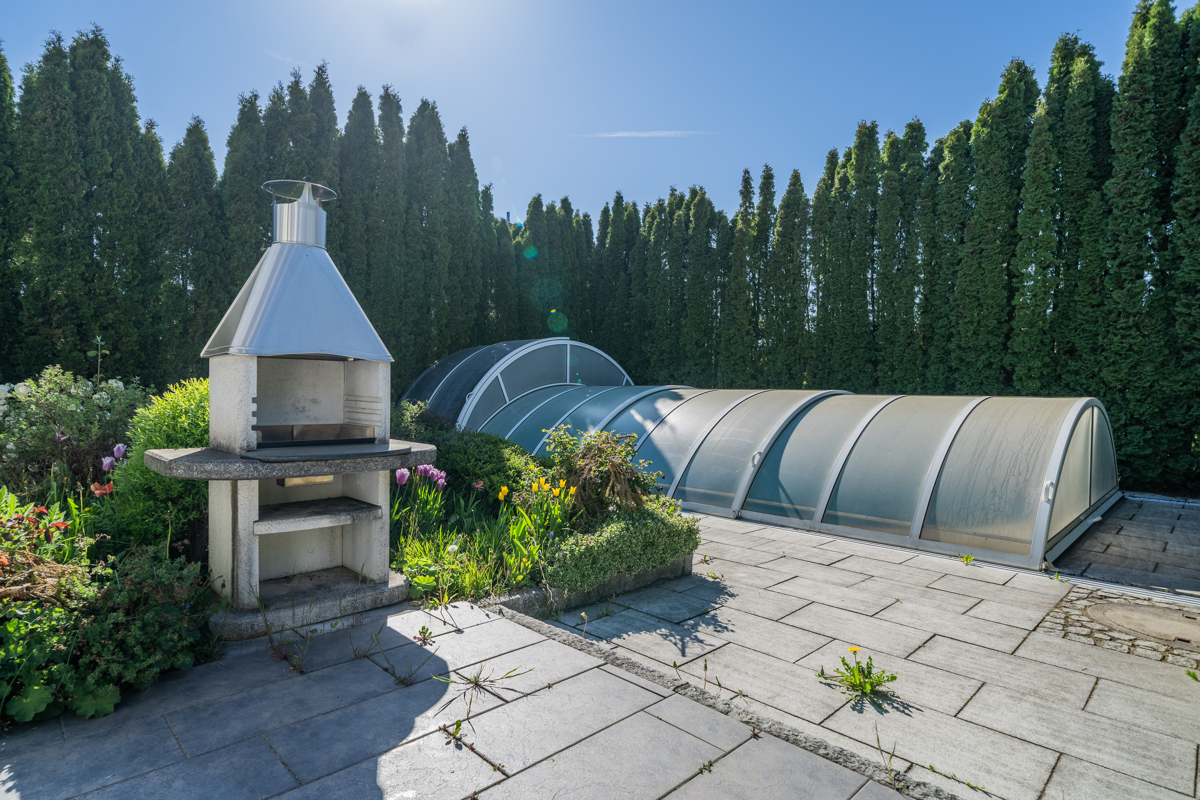 Terrasse mit Grillplatz und Pool Terrasse mit Grillplatz und Pool