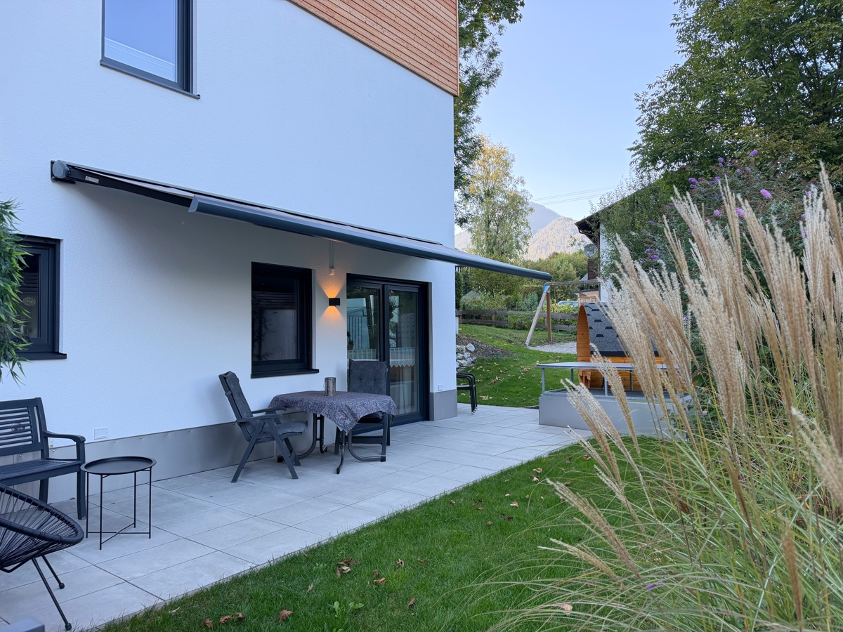 Terrasse mit elektrischer Markise Terrasse mit elektrischer Markise