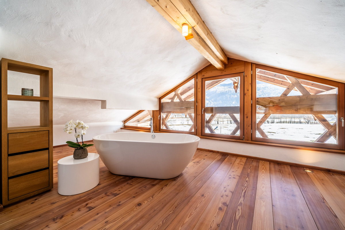 Freistehende Badewanne mit Bergblick