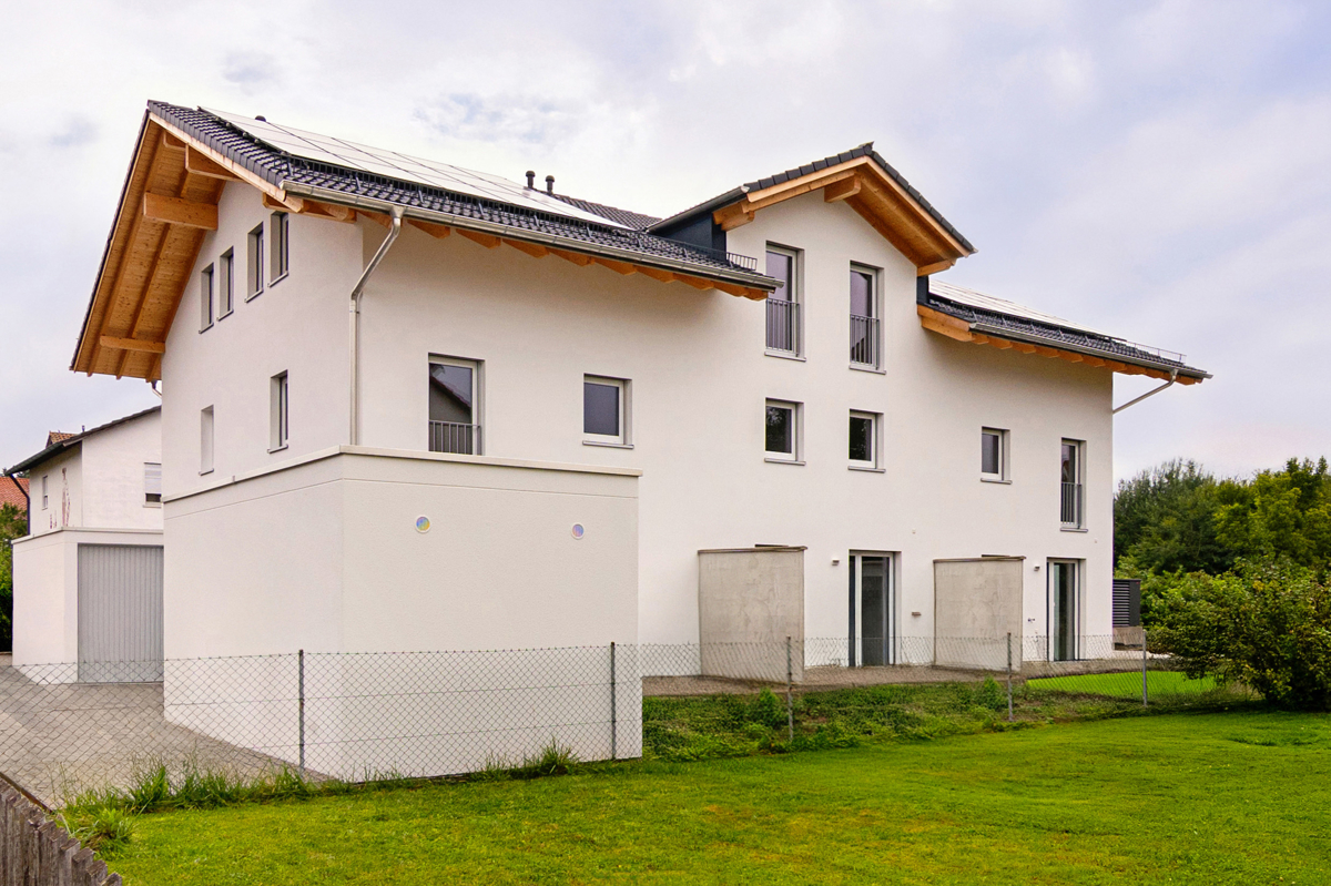 Einzelgarage und Stellplatz