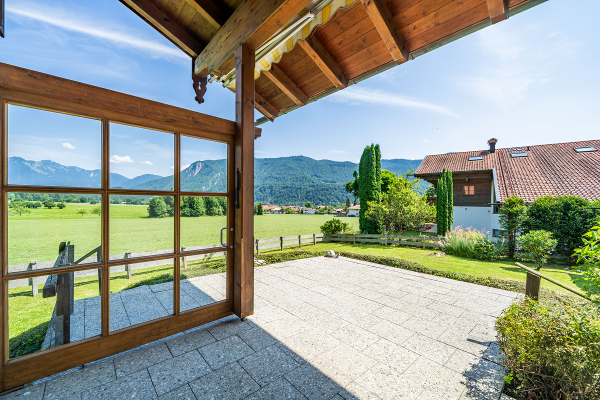 Sonnige, geschützte Terrasse mit Traumblick