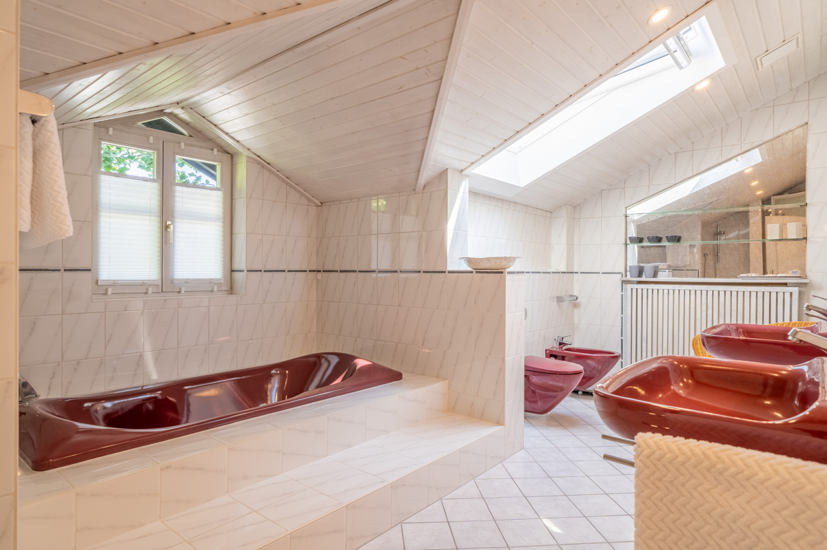 Bad mit Dusche und Badewanne