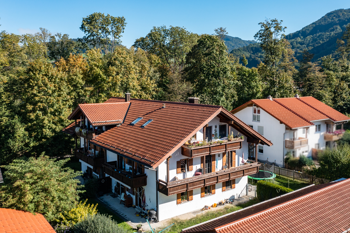 Mehrfamilienhaus in typischer alpenländischer Bauweise