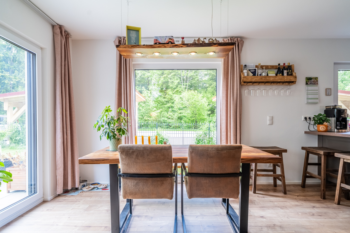Essbereich mit Fensterfront Essbereich mit Fensterfront