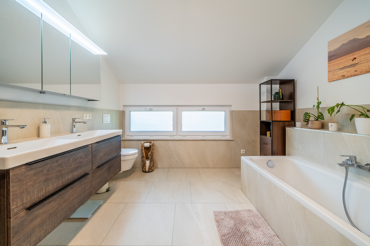 Tageslichtbad mit Dusche und Badewanne Tageslichtbad mit Dusche und Badewanne