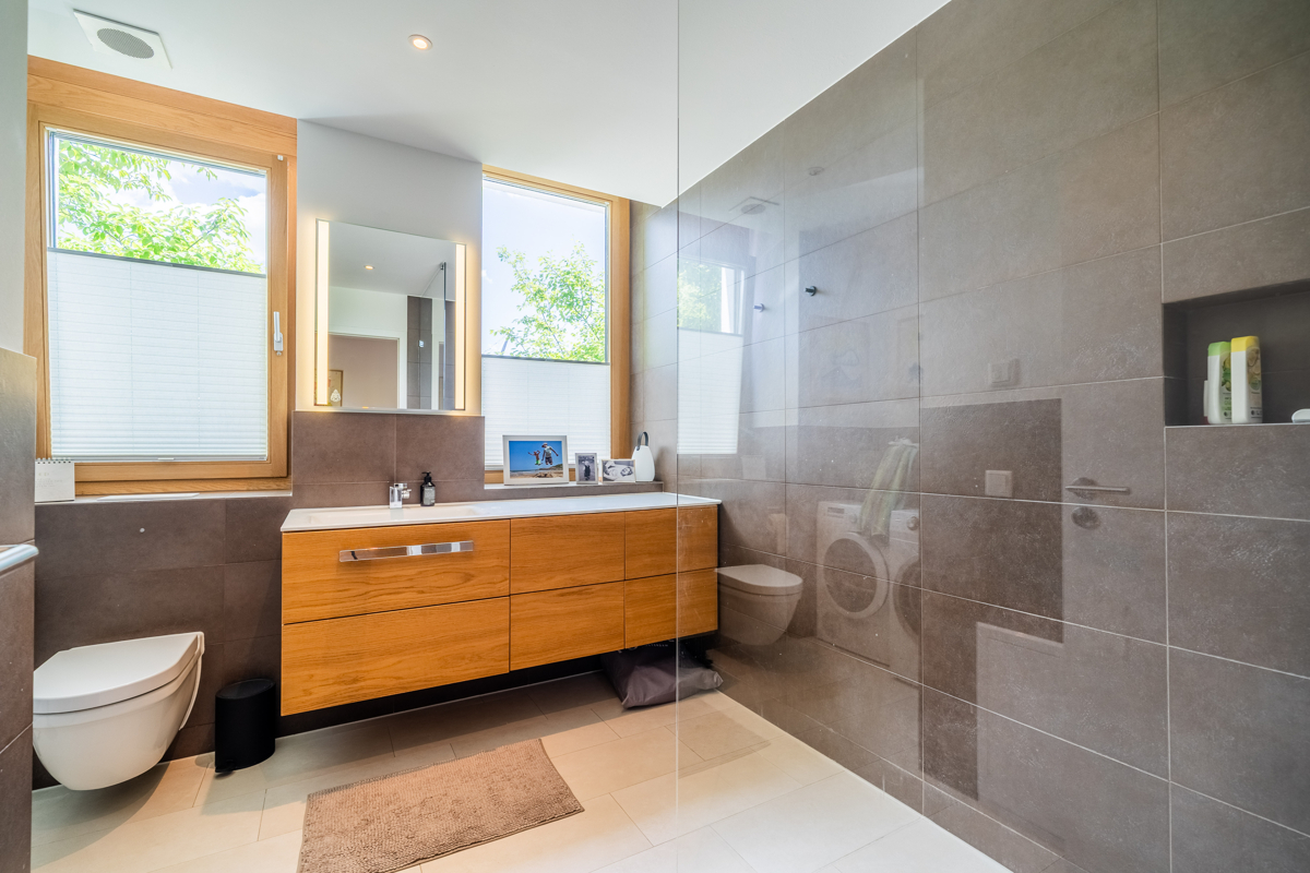 Helles Bad mit bodengleicher Dusche Helles Bad mit bodengleicher Dusche