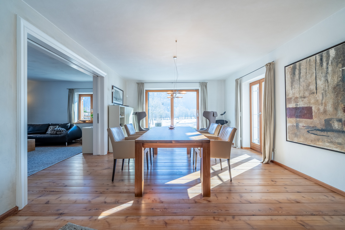 Lichterfüllter Essbereich