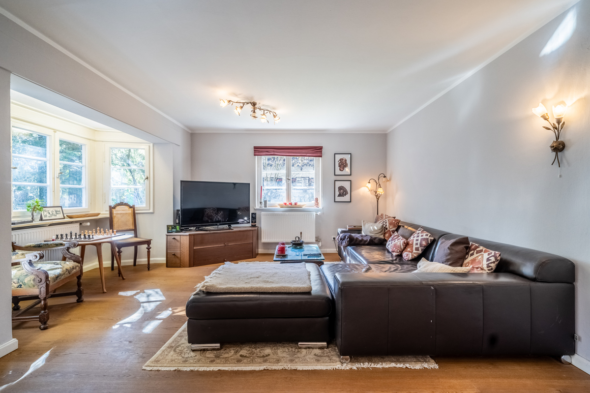 Wohnbereich mit Erker und Blick in den Garten