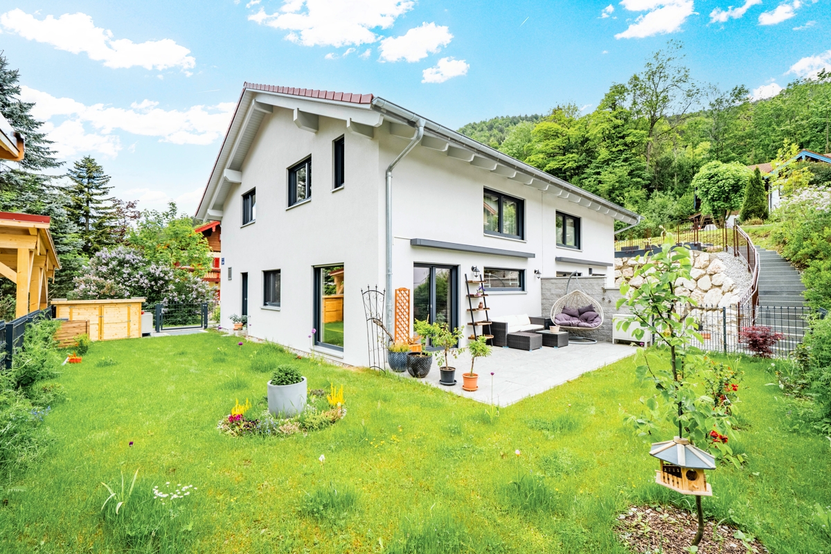 Neuwertige Haushälfte mit Südgarten