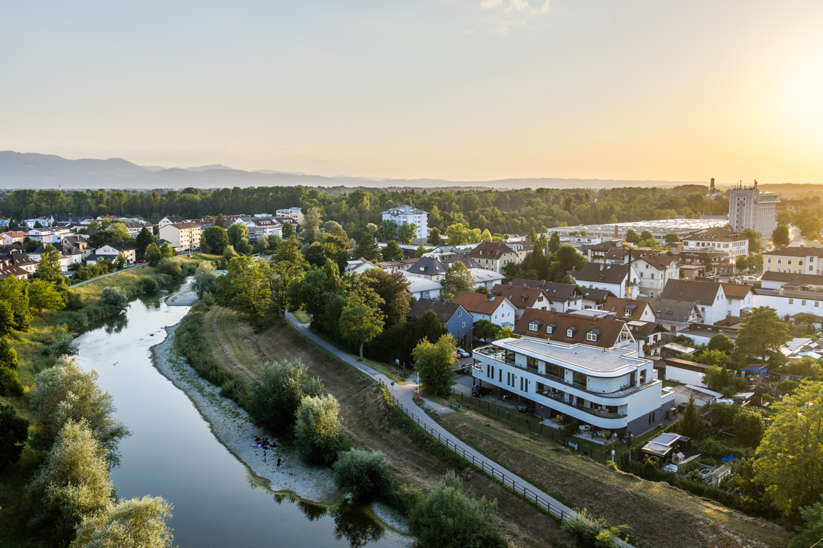 Sonnenuntergang am Flussufer Sonnenuntergang am Flussufer