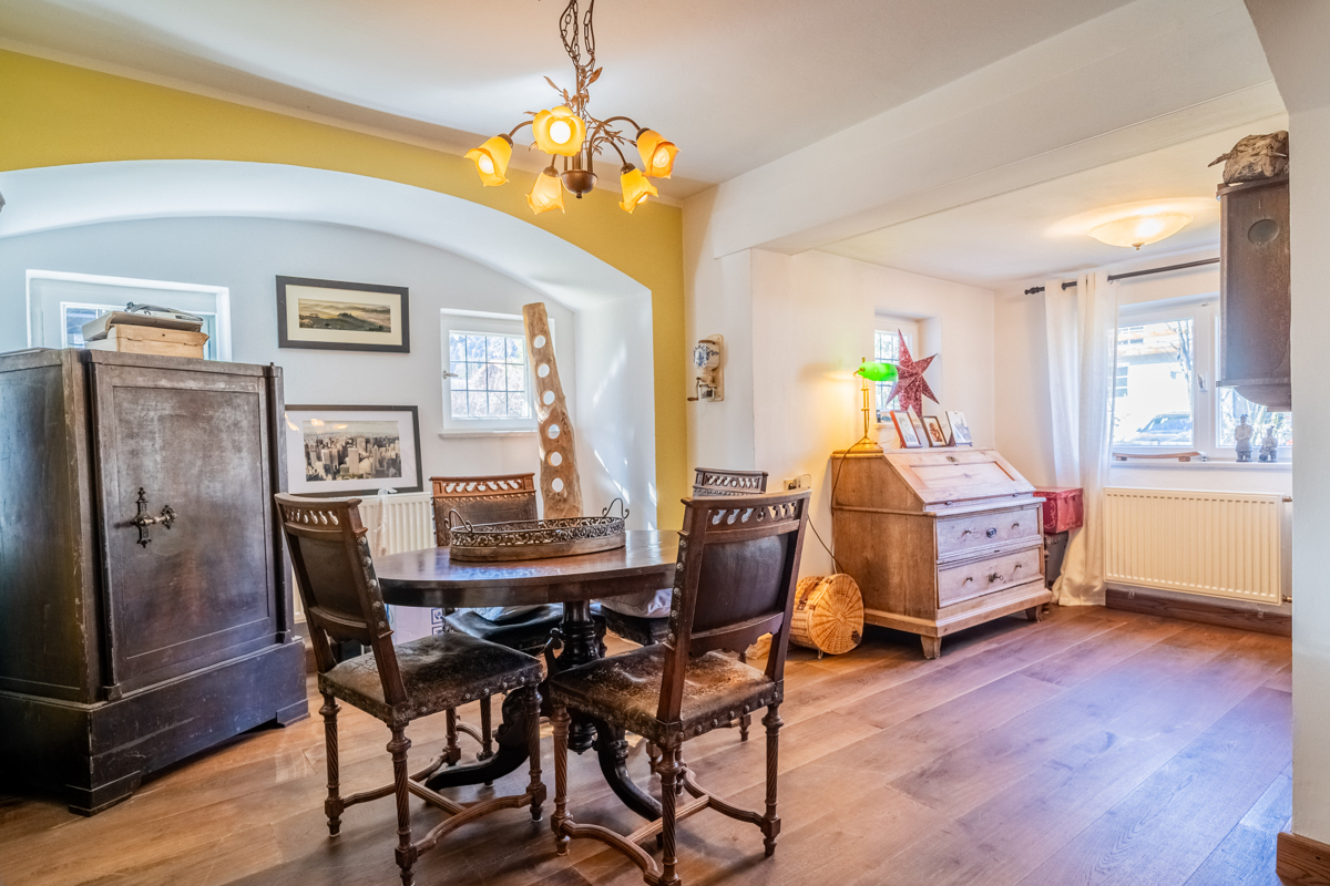 Offener Empfangsbereich mit Rundbogen