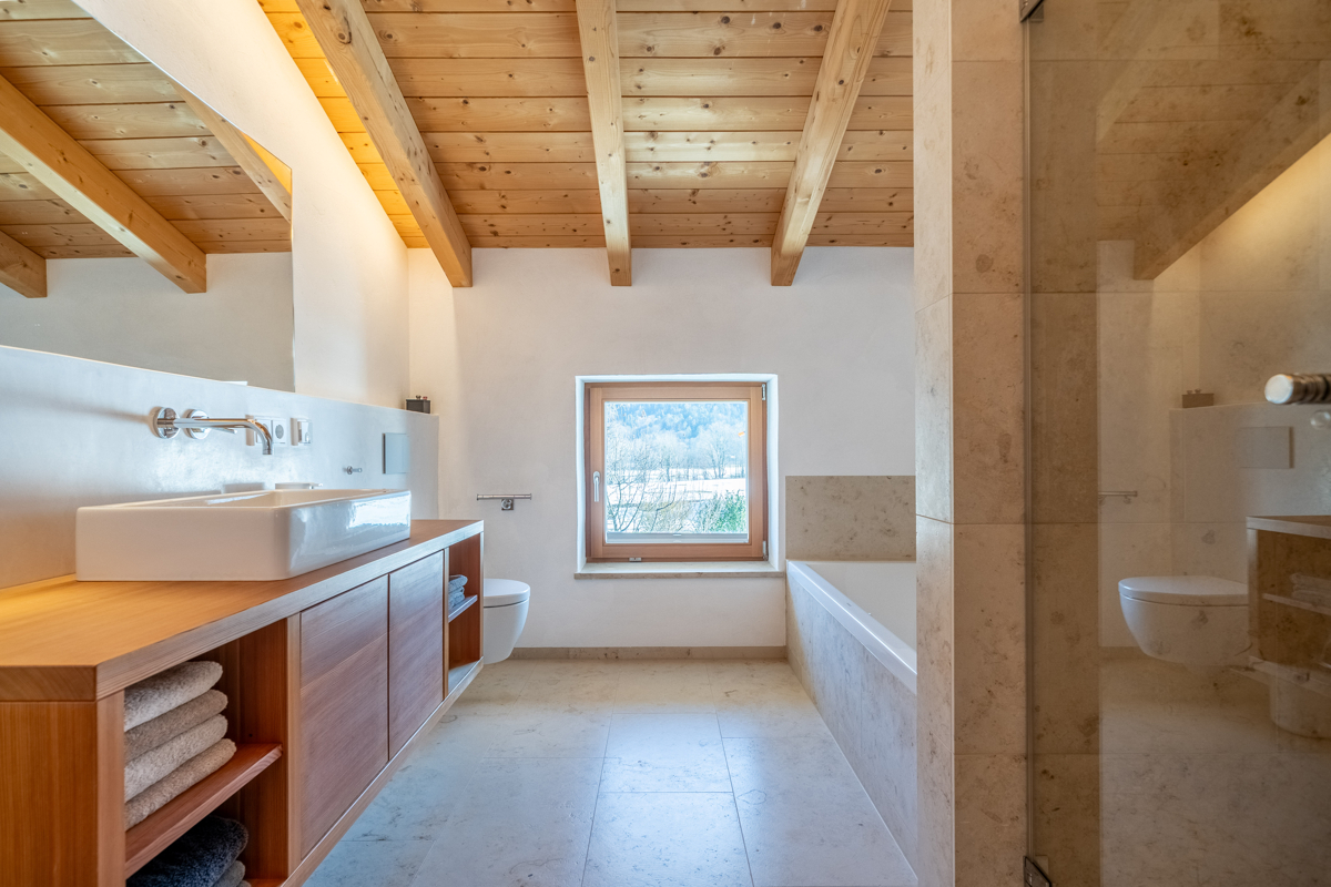 Naturstein-Badezimmer