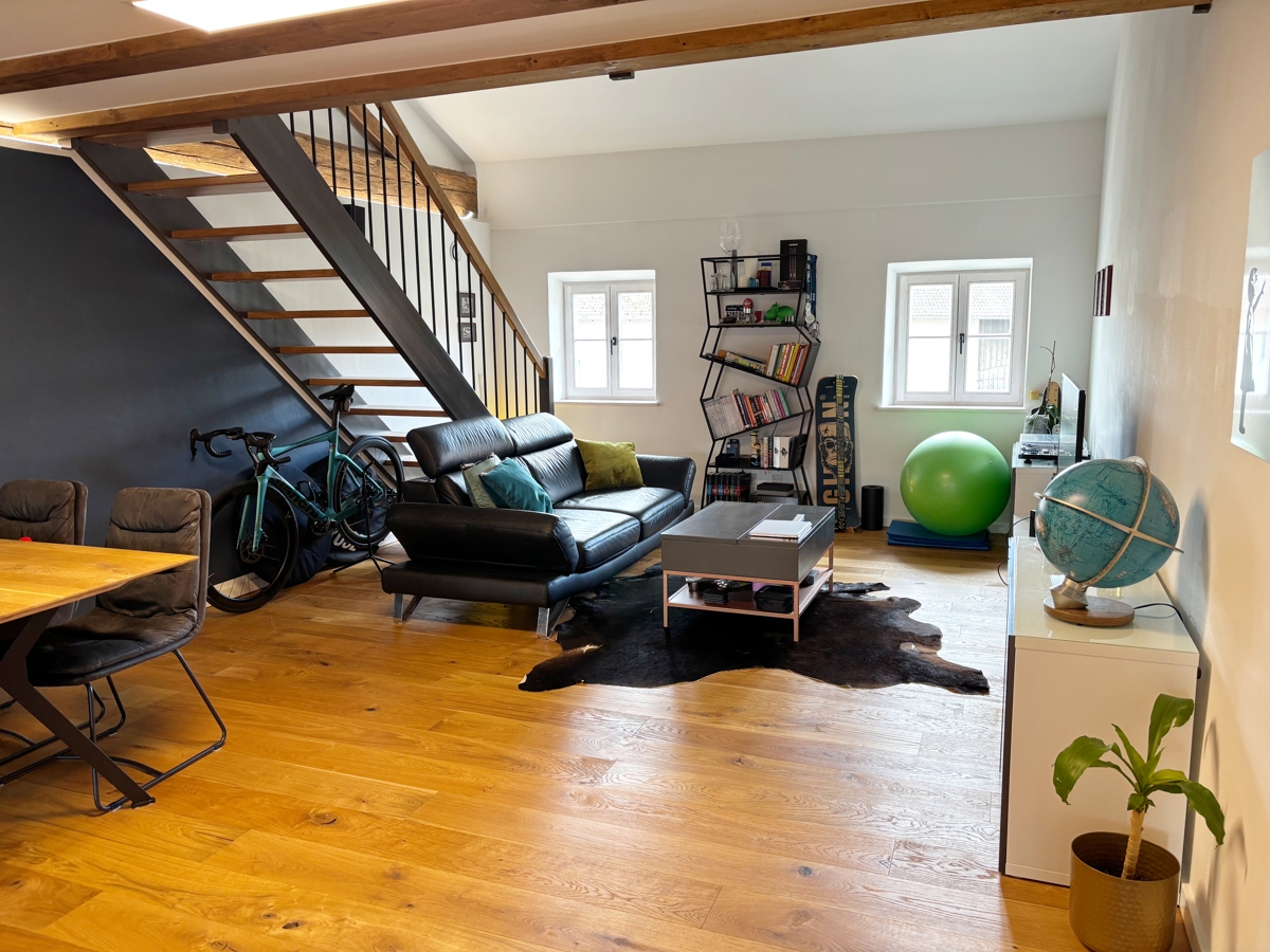 Wohnen mit besonderem Flair: Großzügige Galerie-Wohnung auf historischem Bauernhof - Photo 1