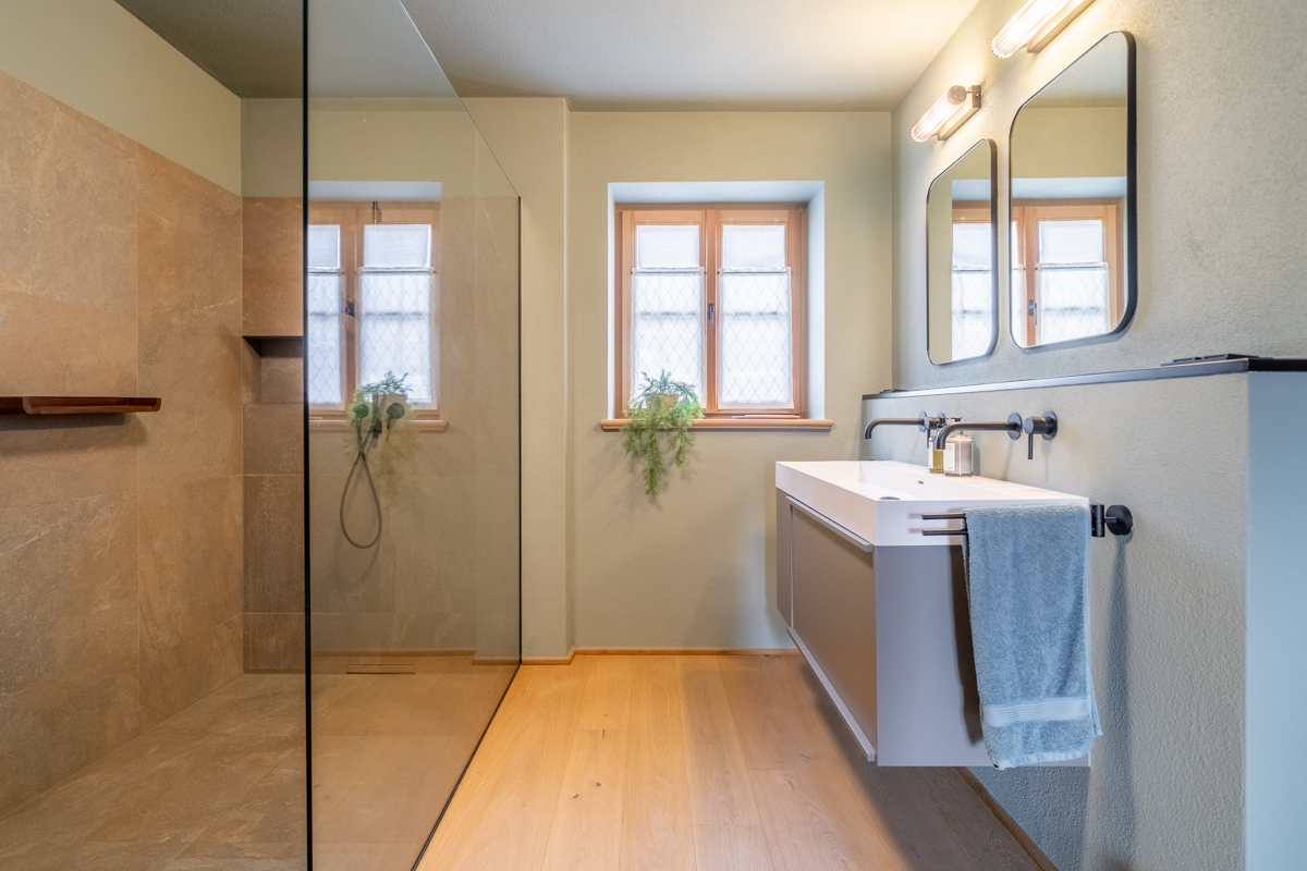 Bad mit bodengleicher Dusche Bad mit bodengleicher Dusche