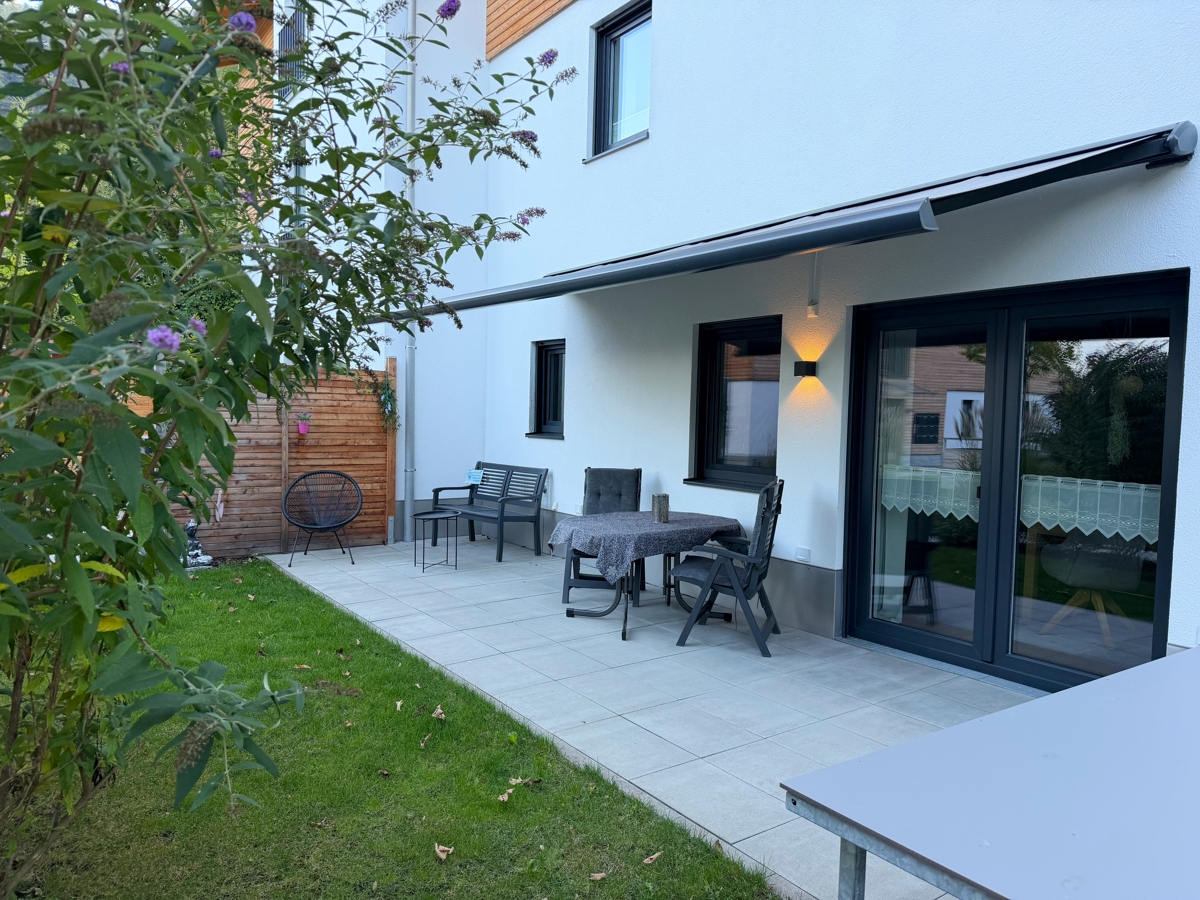 Terrasse mit elektrischer Markise Terrasse mit elektrischer Markise
