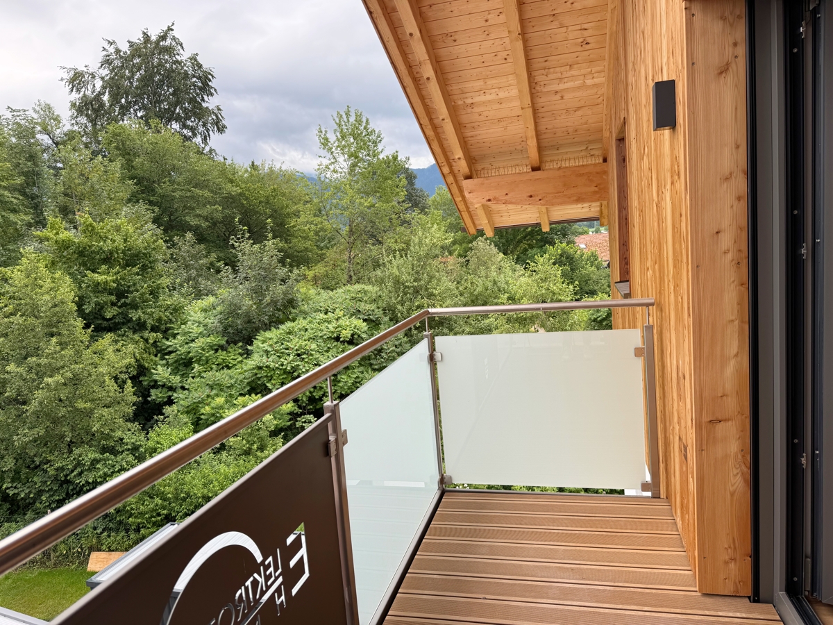 Balkon einer bereits fertiggestellten Einheit